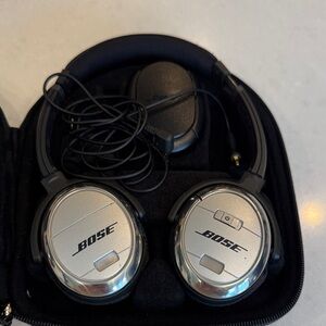 Bose Black and Silver Over-Ear Headphones quiet comfort headphones work not sure